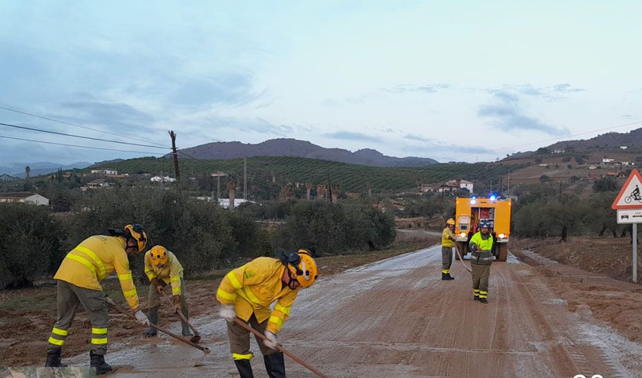 El temporal que azota Andalucía deja por el momento 927 incidencias.