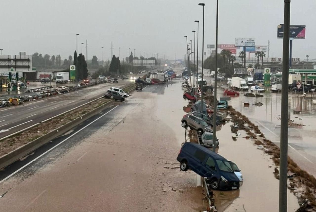 Una de las devastadoras imágenes del paso de la DANA.  Acceso a Valencia desde zona sur (Gandía, Alicante) del usuario de X @LaszloNagy_19.