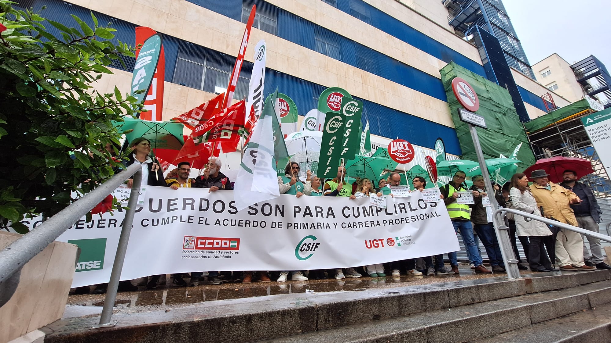 Protesta en el Puerta del Mar de Cádiz contra los incumplimientos del SAS.