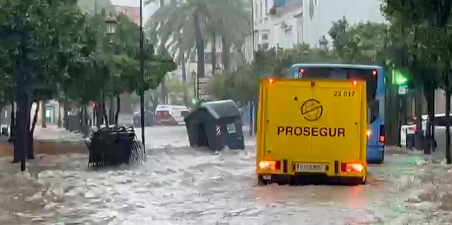 El centro de Jerez, inundado tras una tromba de agua, en una captura de un vídeo de JUAN CARLOS TORO.