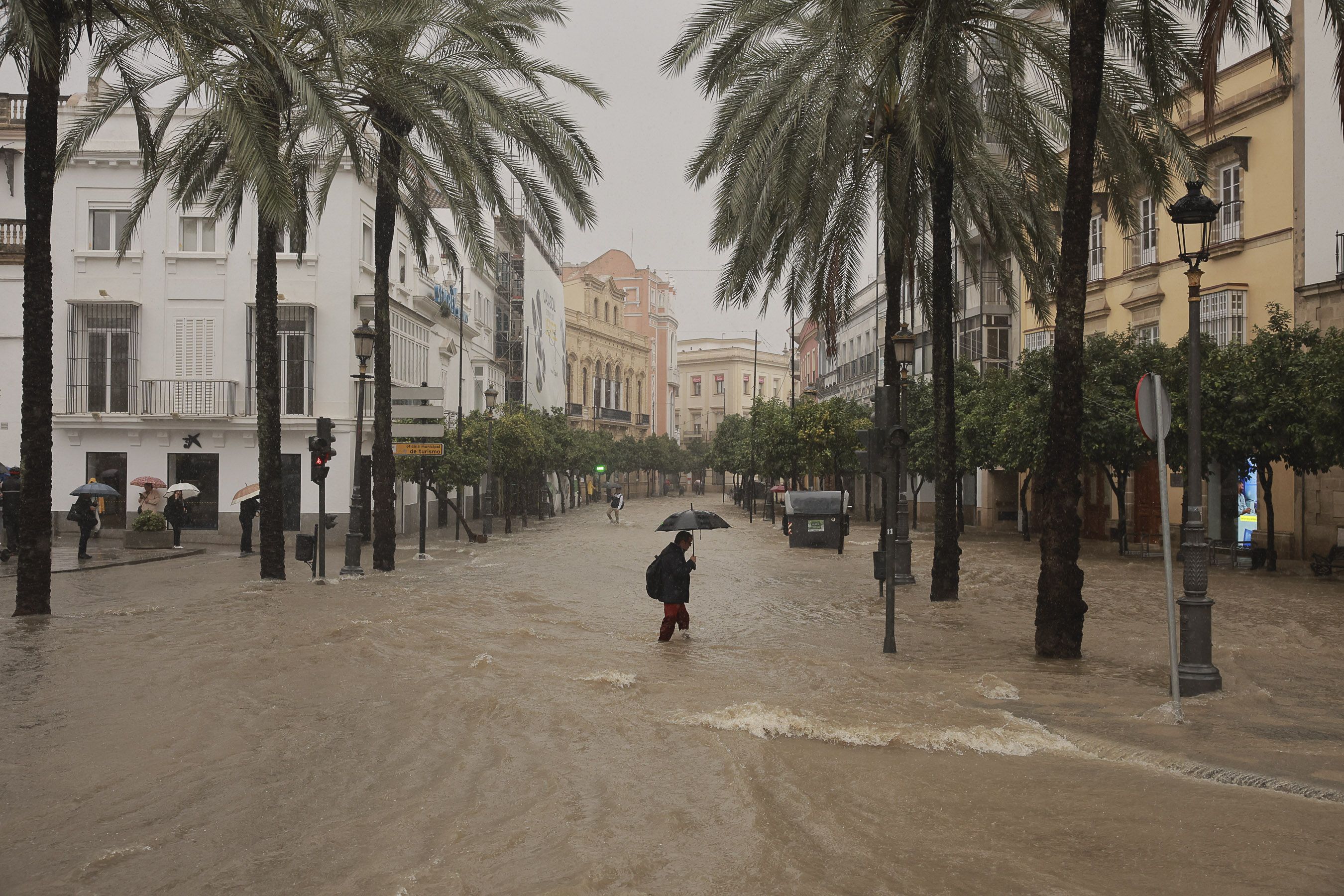 El centro de Jerez, inundado tras una tromba de agua, en una captura de un vídeo de JUAN CARLOS TORO.