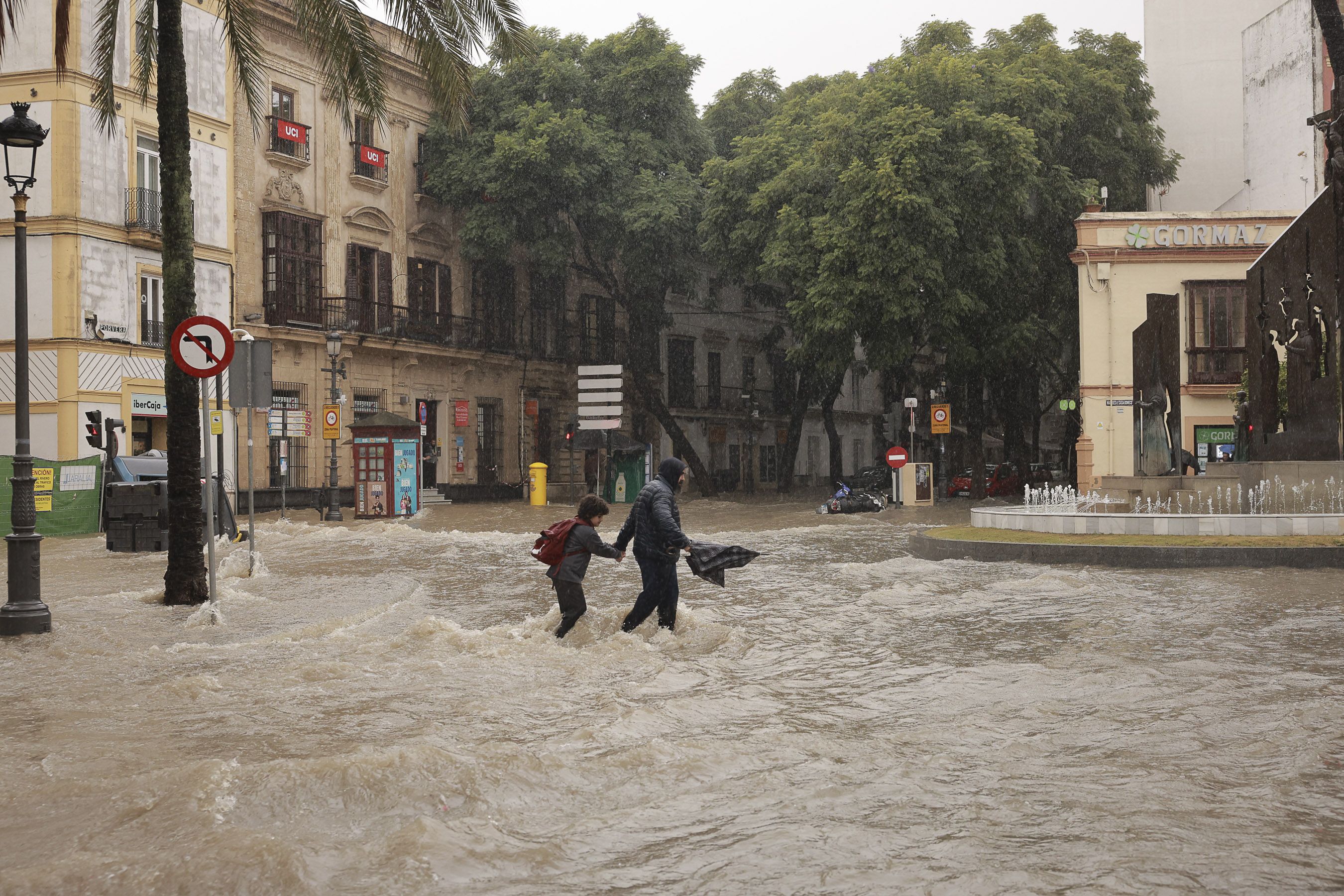 Un niño con su padre a la salida del colegio en el centro de Jerez ayer miércoles.