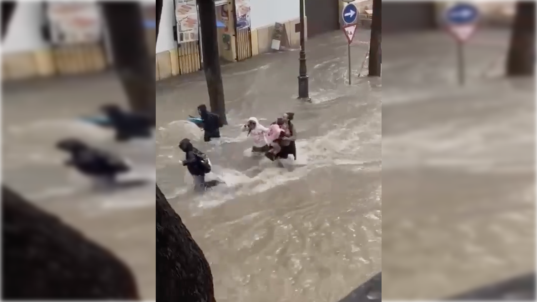 Madres y padres recogiendo a sus hijos de la escuela San José de la calle Porvera.