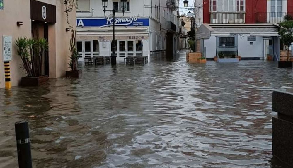 La plaza de la Herrería, inundada en El Puerto. CARMEN APARICIO