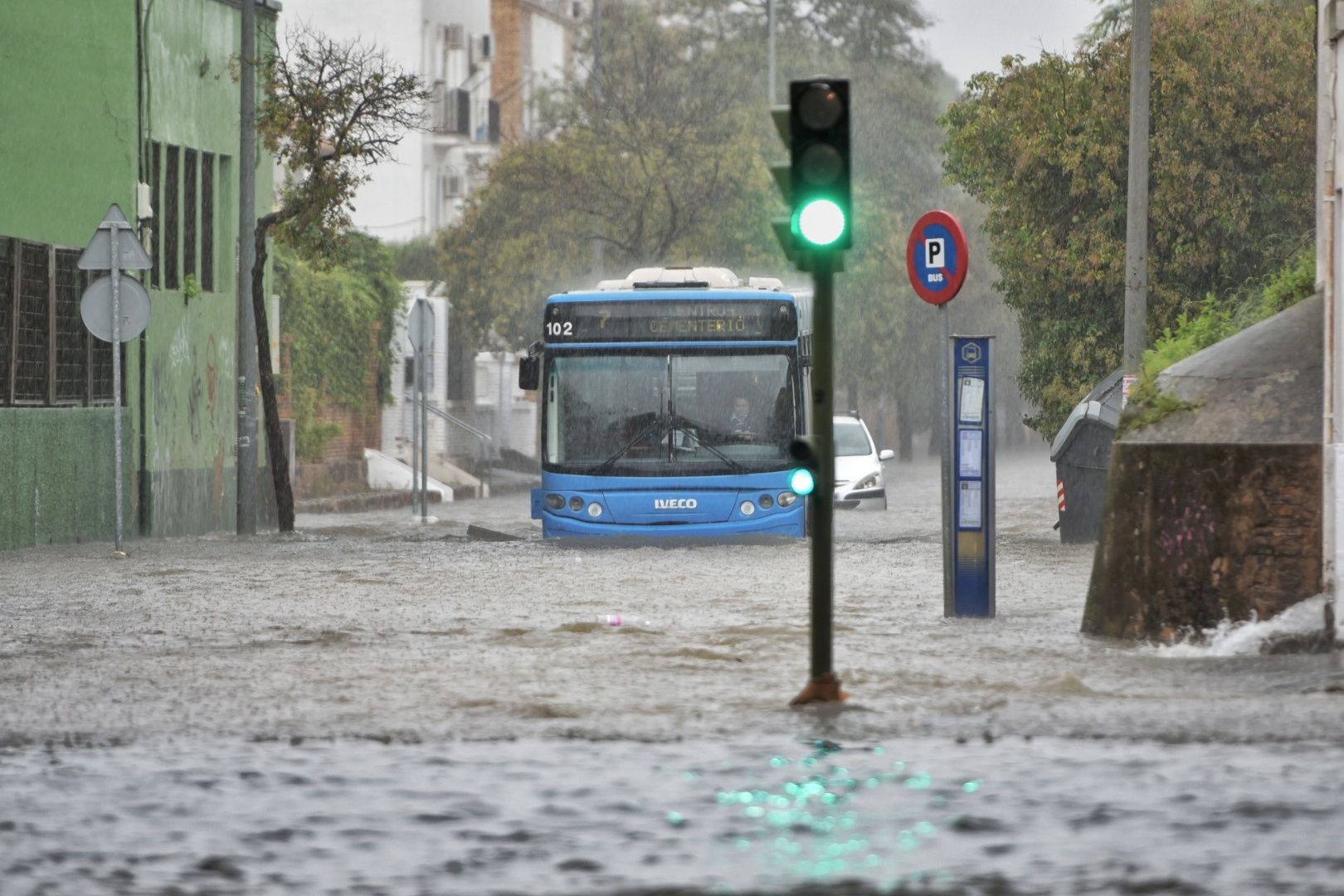 Un autobús urbano este miércoles afectado por las grandes lluvias en Jerez.