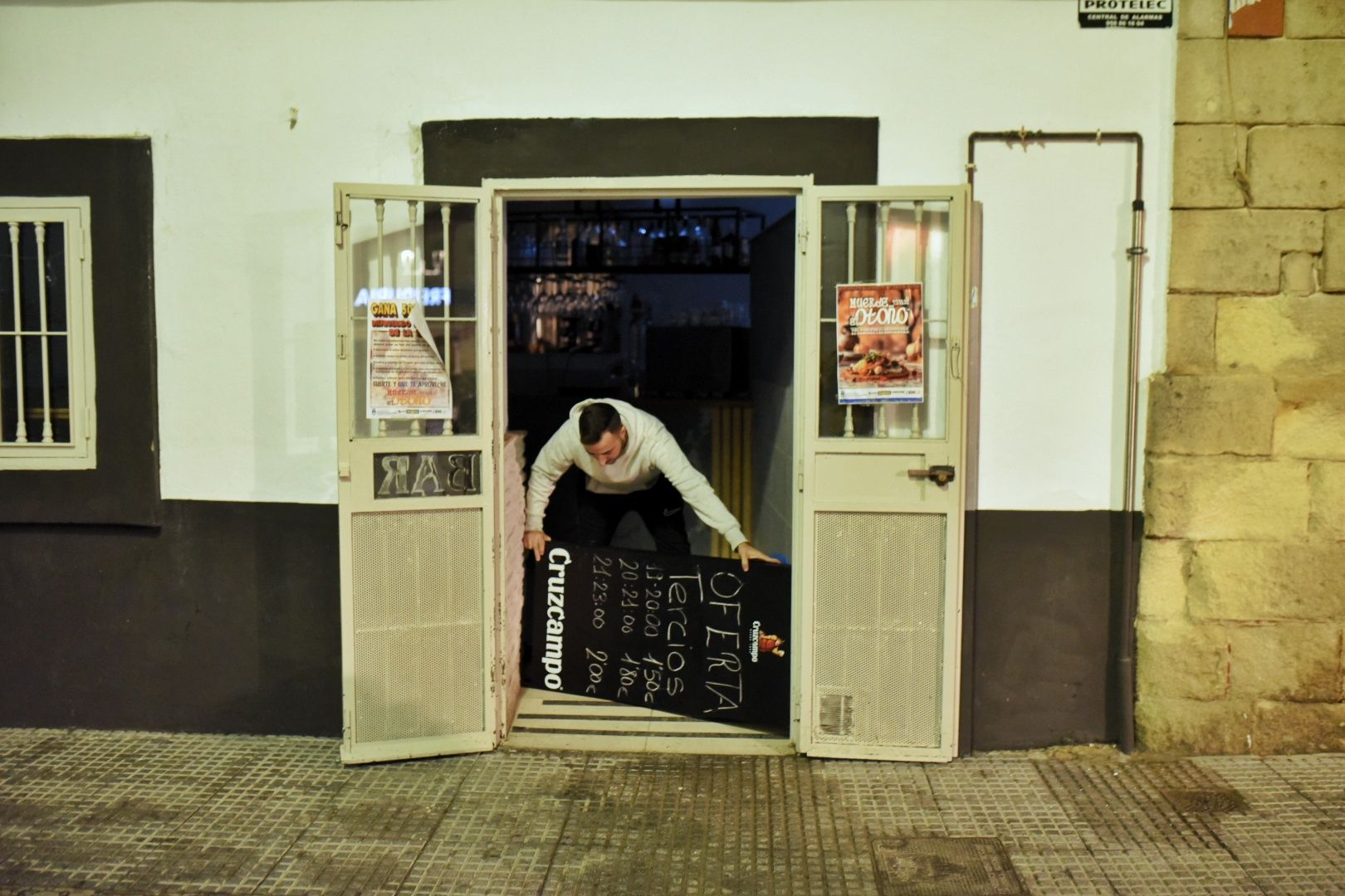 Bar La Lola, uno de los bares afectados por la DANA en la plaza de la Herrería de El Puerto.