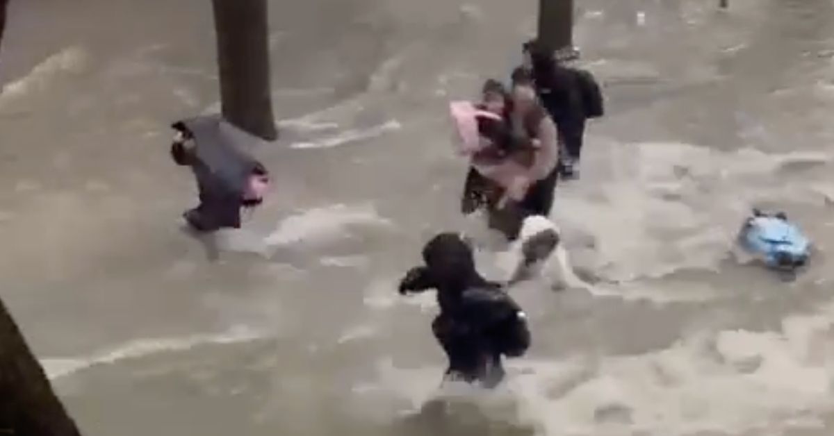 El momento en el que la pequeña pierde la mochila. 