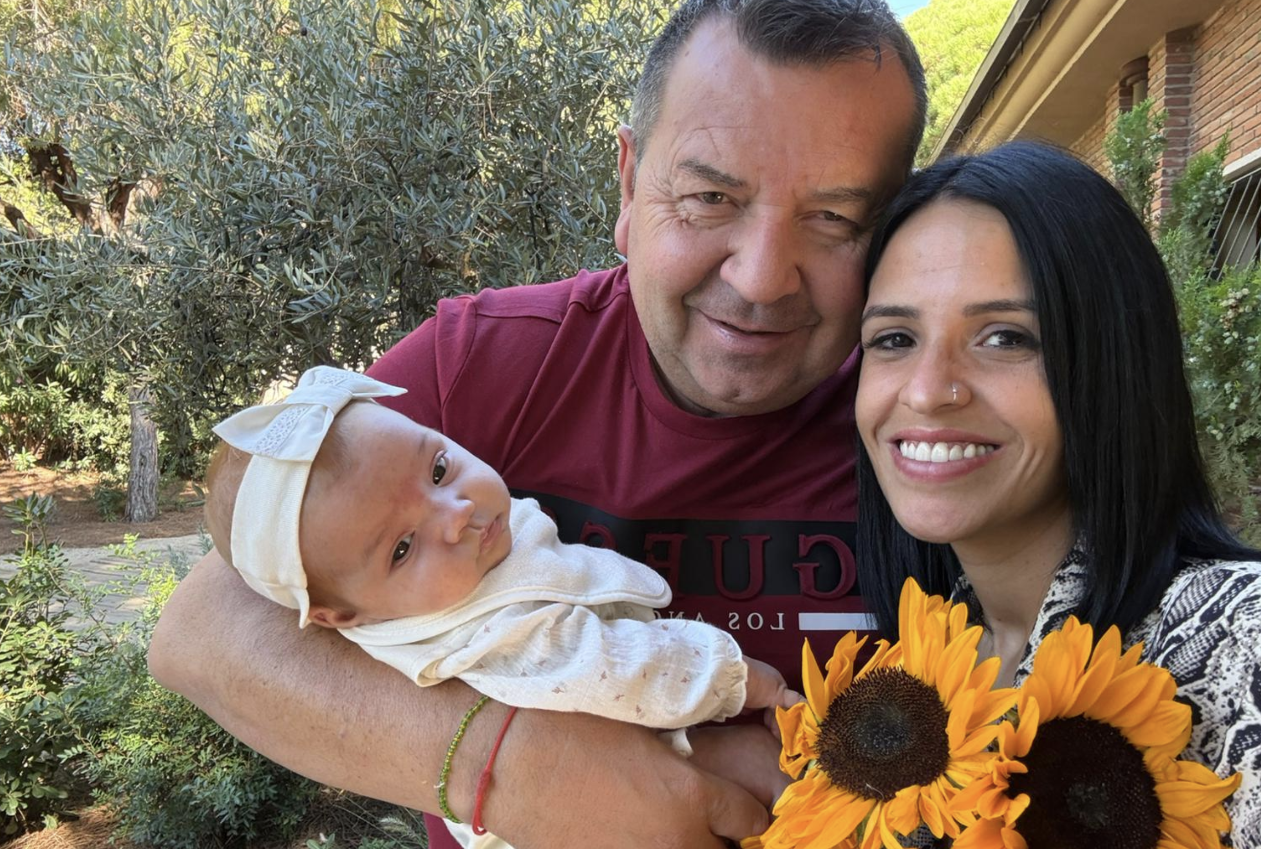 Lourdes y su bebé, junto al Toni, su pareja y padre de la pequeña.