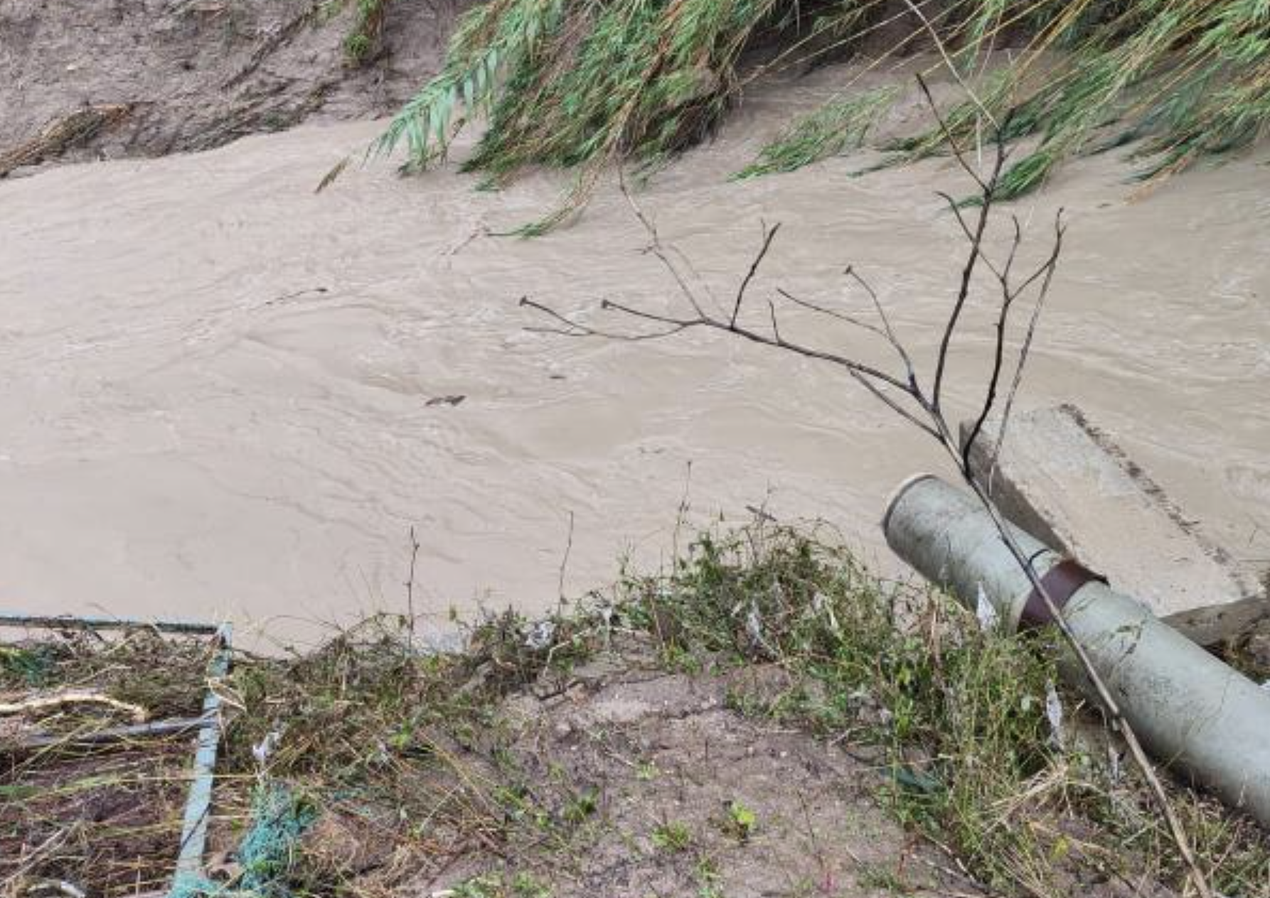 La tubería rota en San José del Valle, que estará sin agua potable previsiblemente hasta que cesen las lluvias y se pueda acceder a la zona.