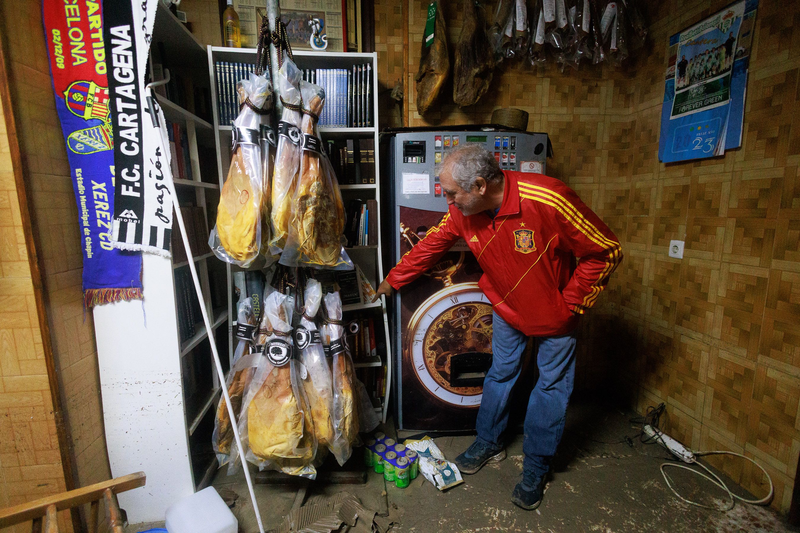 Manolo Romero, señalando la altura a la que llegó el agua en su bar.  