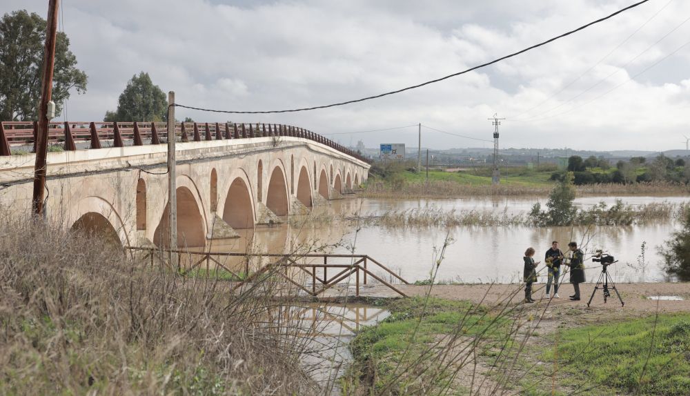 El puente de Cartuja, con el río Guadalete. Jerez se prepara para su desbordamiento en las próximas horas.