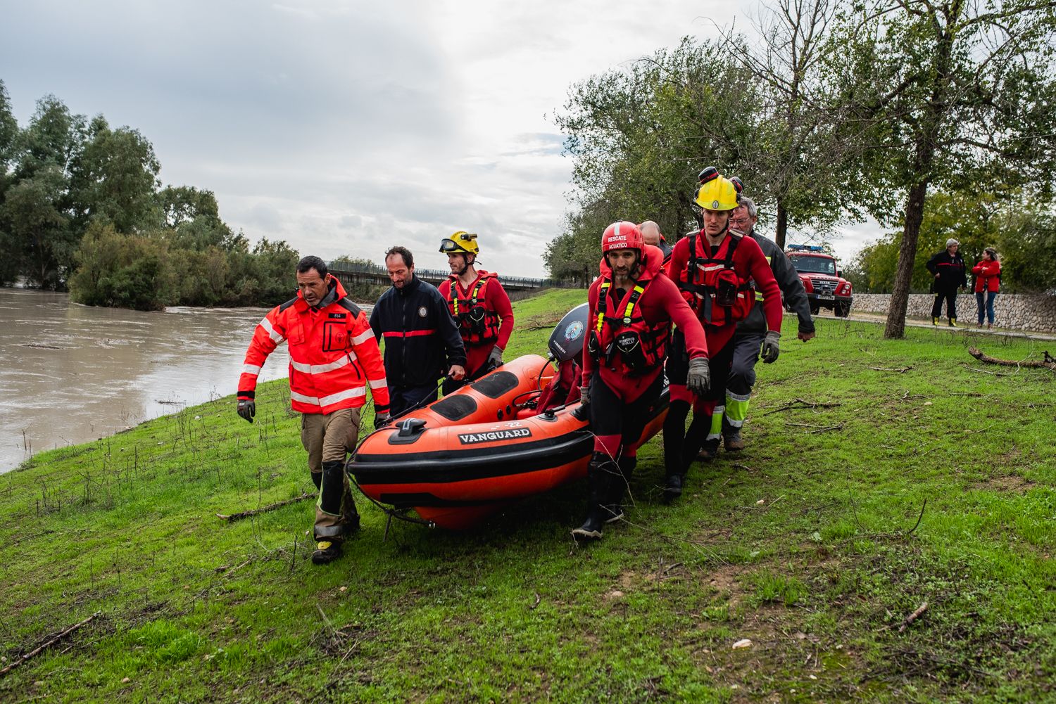 El operativo en el río Guadaíra en Sevilla para intentar sacar a dos caballos atrapados.