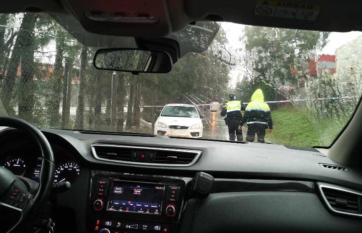 La vecina ha estado más de una hora atrapada en la carretera inundada de Chiclana.  CEDIDA