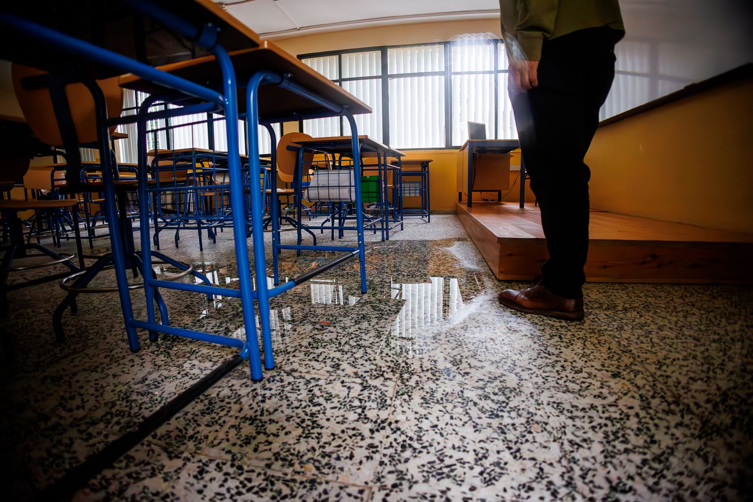 Interior de una de las clases del Alvar Núñez, con el suelo encharcado.