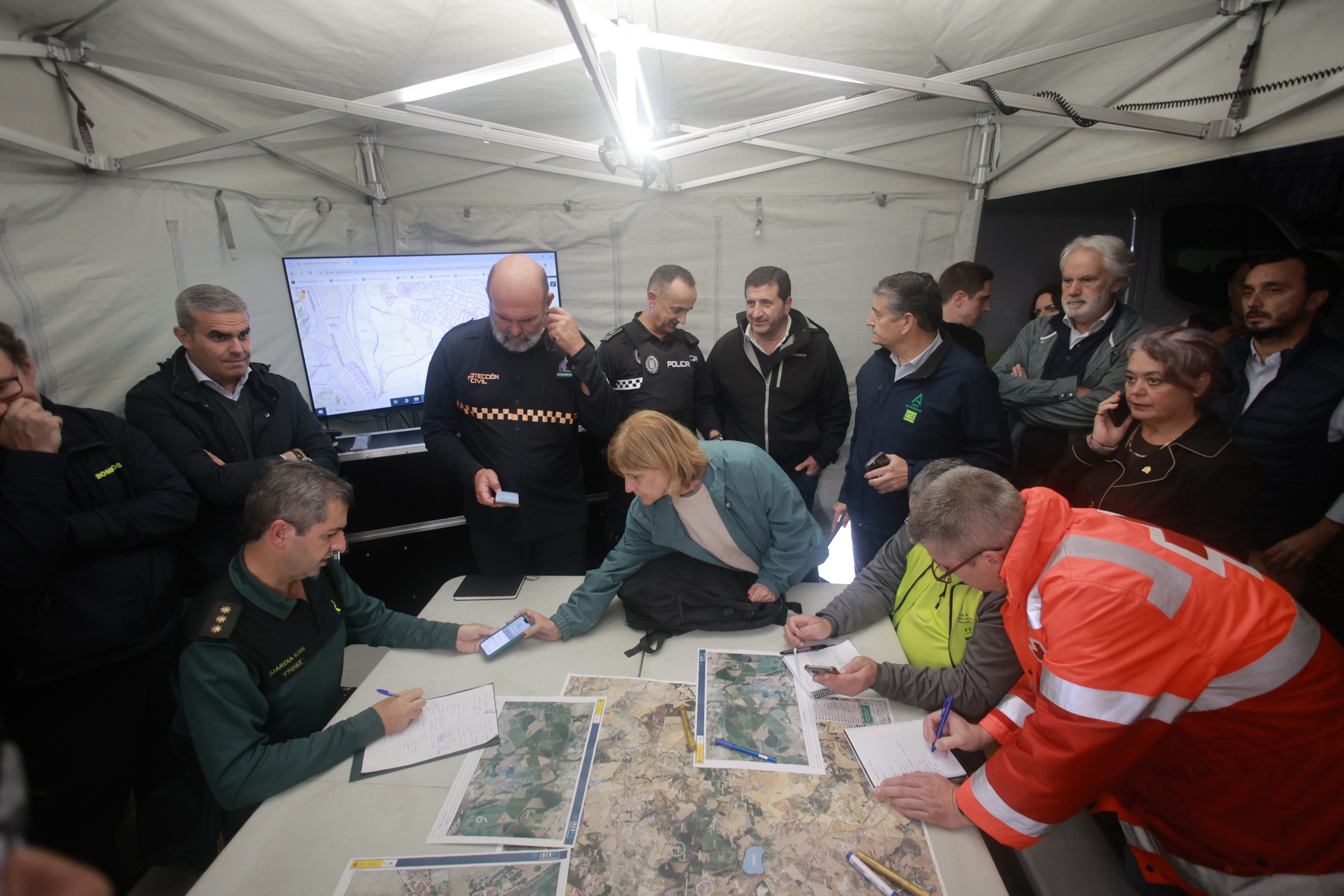 El Puesto de Mando Avanzado en el Jerez rural, con el consejero Antonio Sanz y la alcaldesa presentes para decretar el Plan de Emergencias.