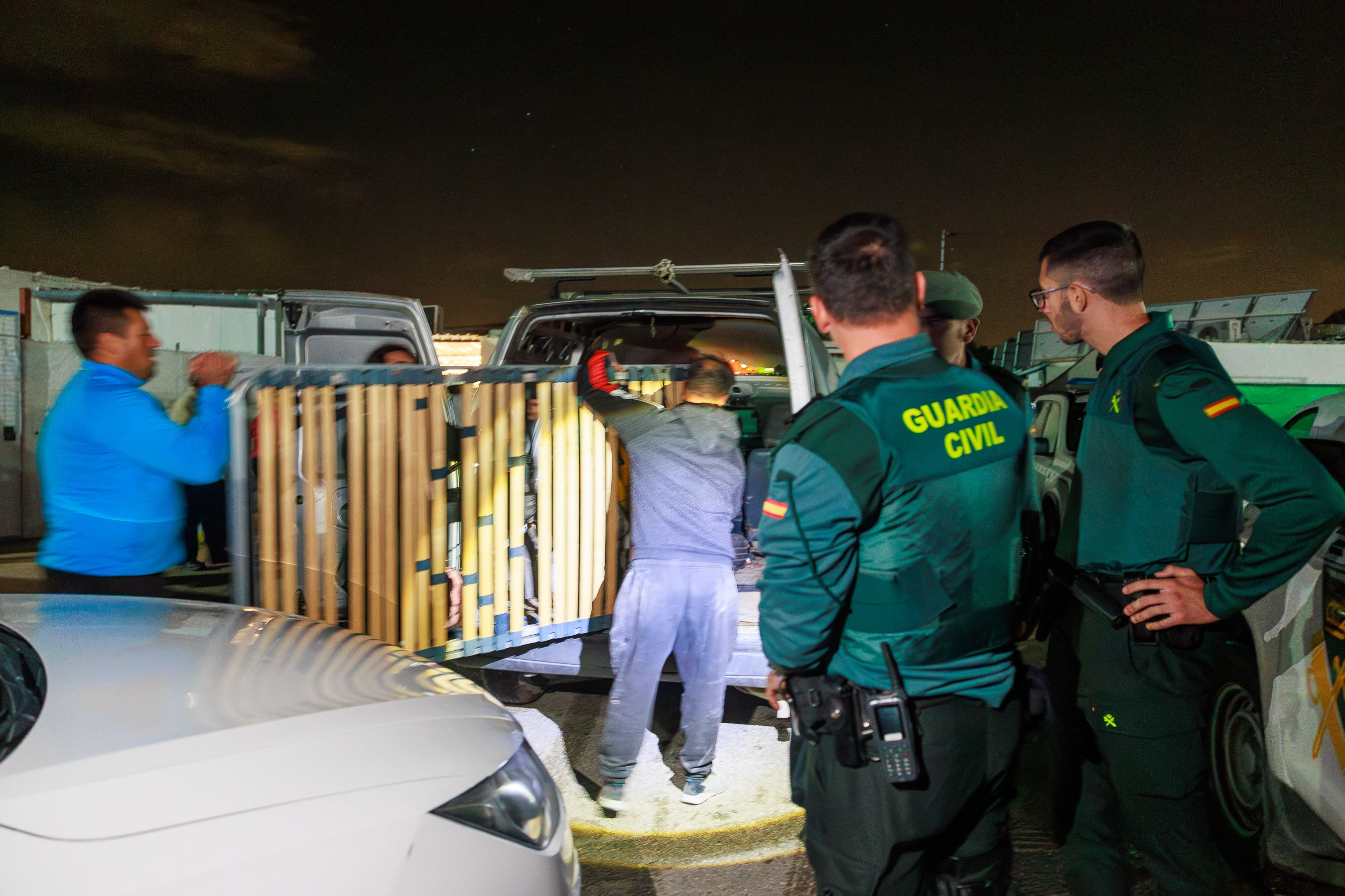 Ismael y familiares, subiendo somieres y colchones a una furgoneta, en pleno desalojo en Las Pachecas.