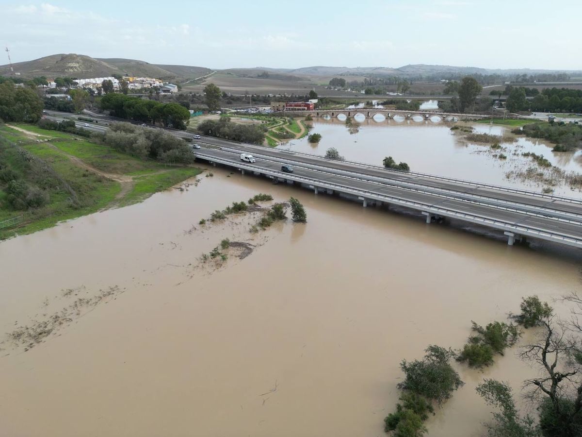 El río Guadalete, con el caudal al límite, esta semana en Jerez por la DANA.