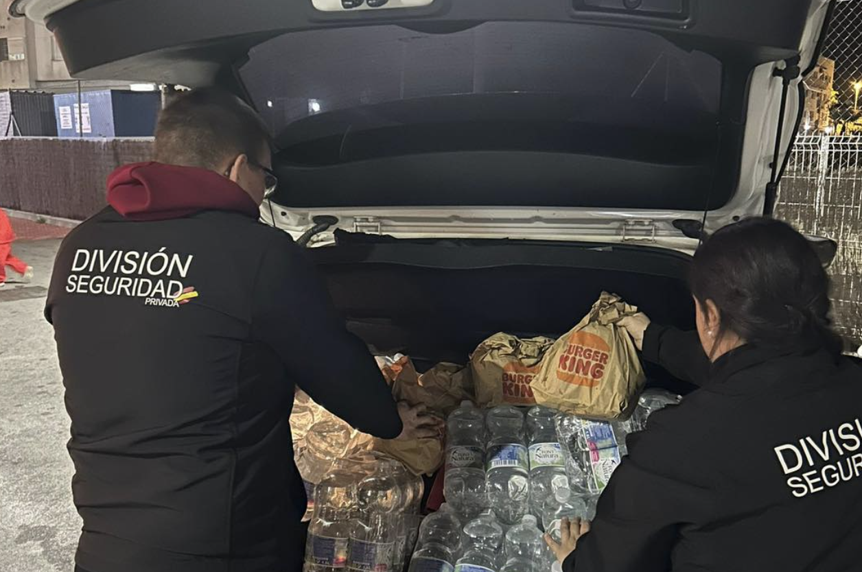 Trabajadores de División de Seguridad Privada llenando un coche para los vecinos del Jerez rural y el operativo de Policía y Protección Civil.