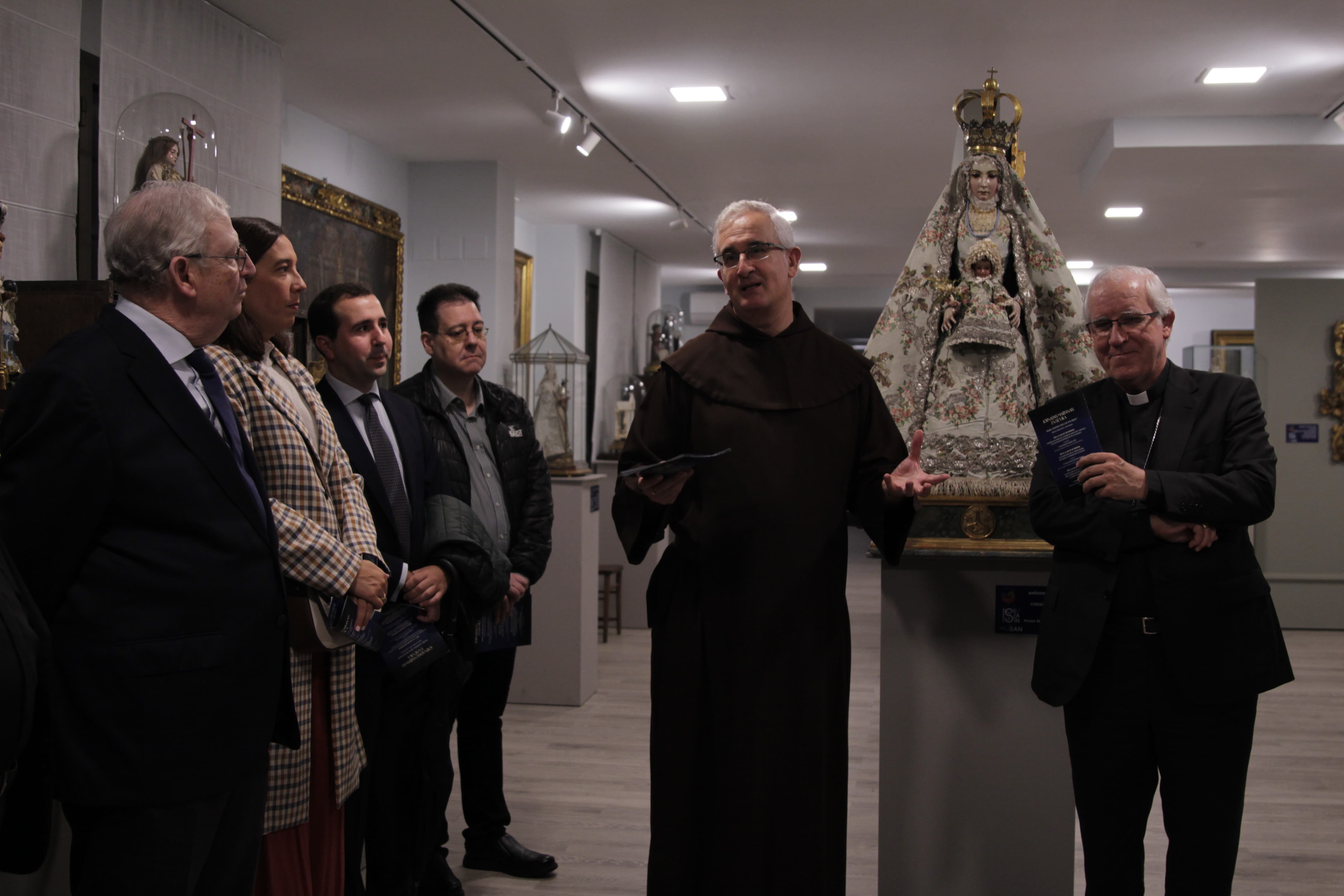 Acto inaugural en el museo del Santo Ángel con el arzobispo y el comisario de la exposición Juan Dobado, prior del convento.