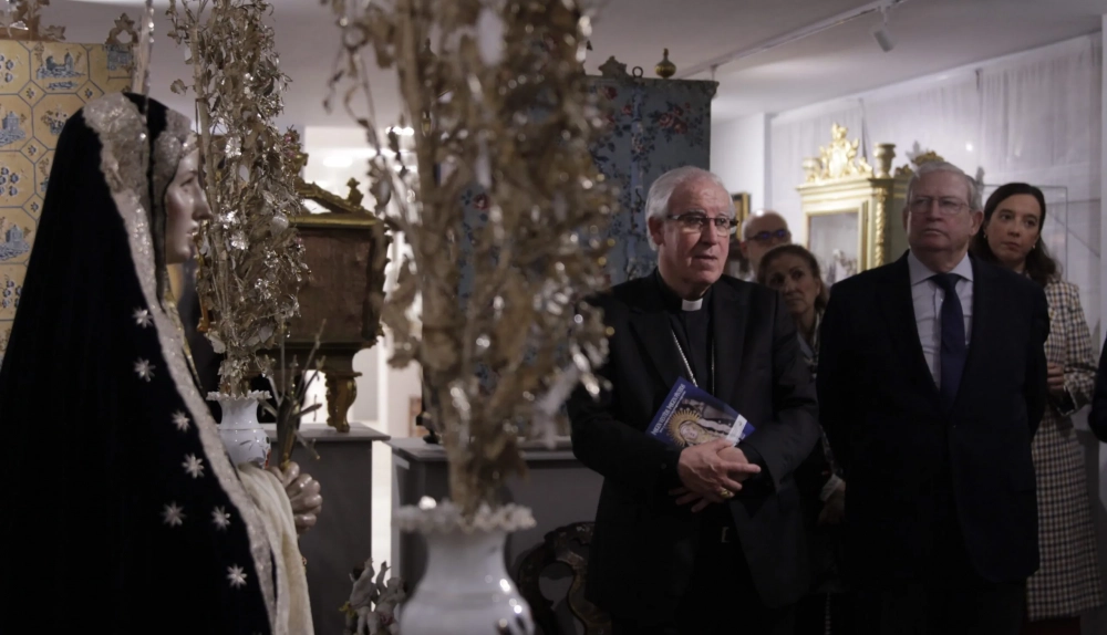 El presidente del Consejo y el arzobispo visitando la exposición.  Alejandro del Castillo