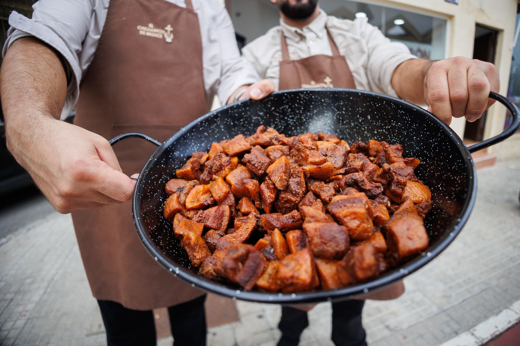 Perol con los chicharrones recién sacados de la cocina de Diego Monje.