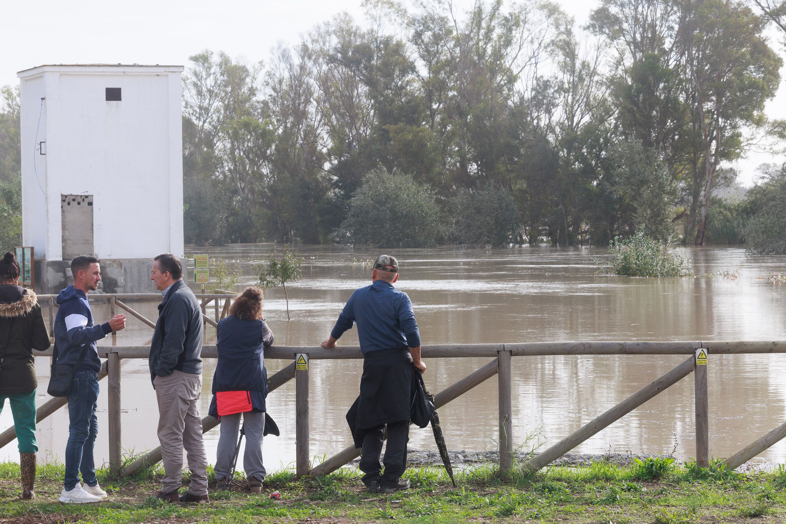 Vecinos en el río Guadalete días atrás, cuando la DANA que produjo la crecida y riesgo de desbordamiento. Un proyecto busca recuperar el río.