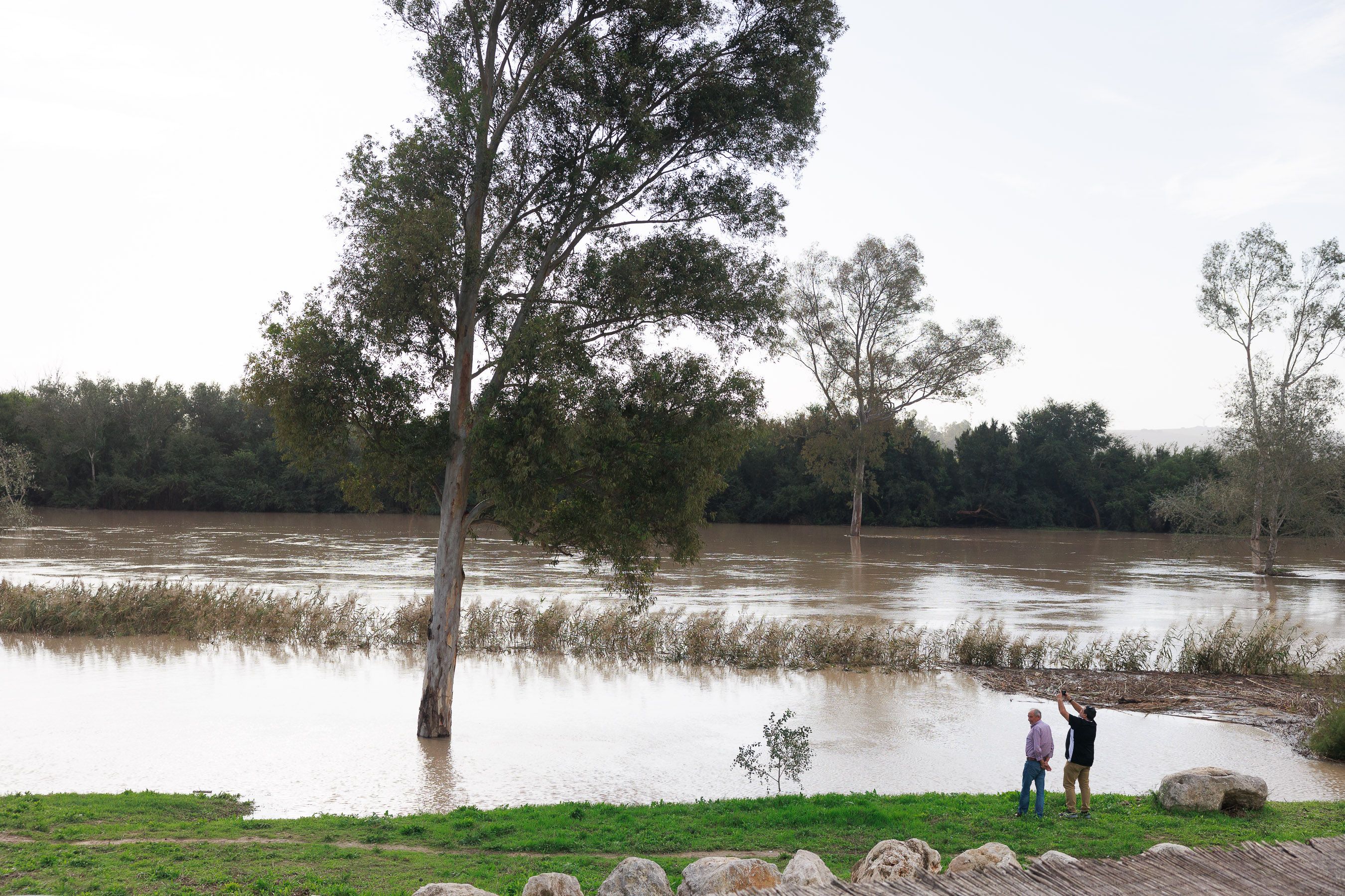 Curiosos se acercan a ver el desborde del Guadalete en la barriada de la Corta.