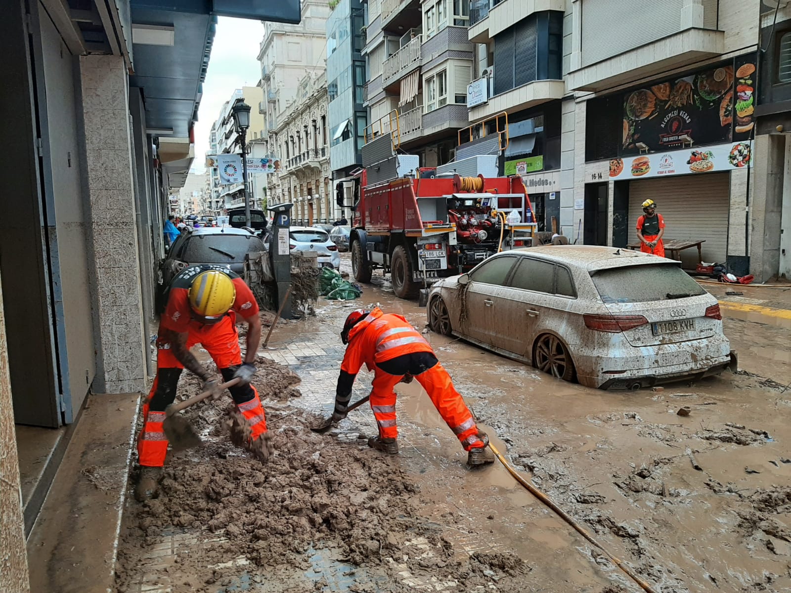 Bomberos trabajando en calles de Valencia, tras la DANA.