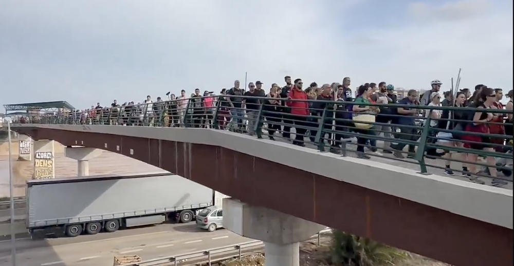 Voluntarios, llegando a Valencia para ayudar.