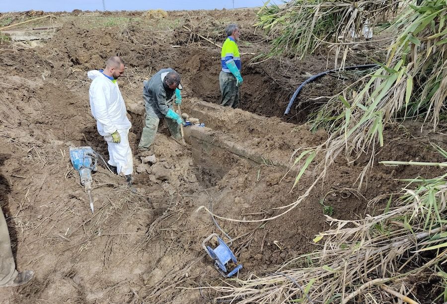 Trabajadores de Aqualia, durante las labores de reparación de la tubería en San José del Valle.