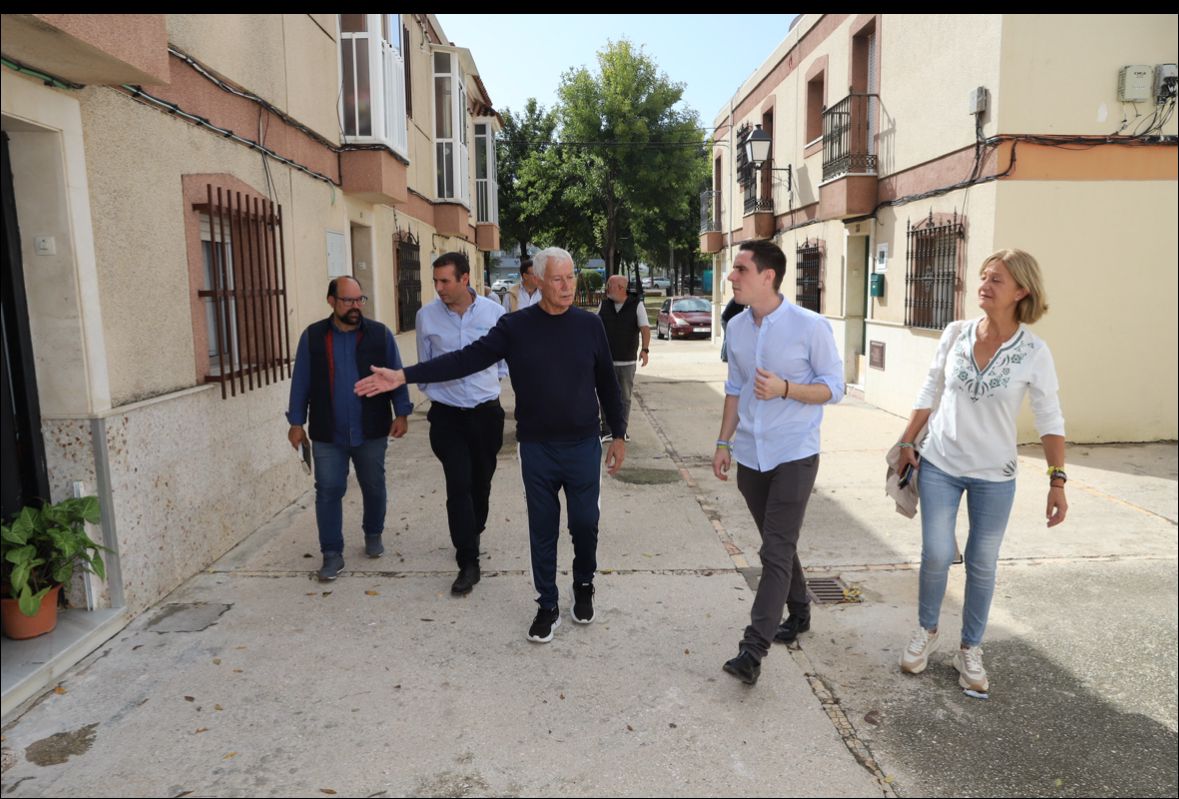 El teniente de alcaldesa Jaime Espinar y la delegada Carmen Pina, de visita en La Liberación.