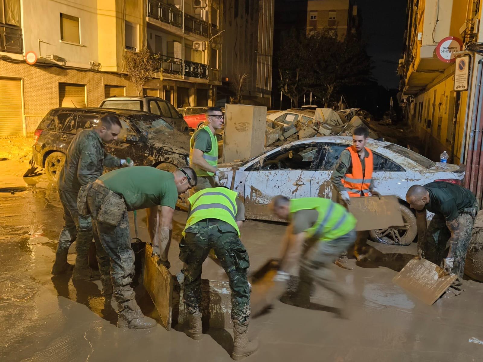 El Ejército, trabajando en labores de limpieza en Valencia, donde hay alerta roja por lluvias.