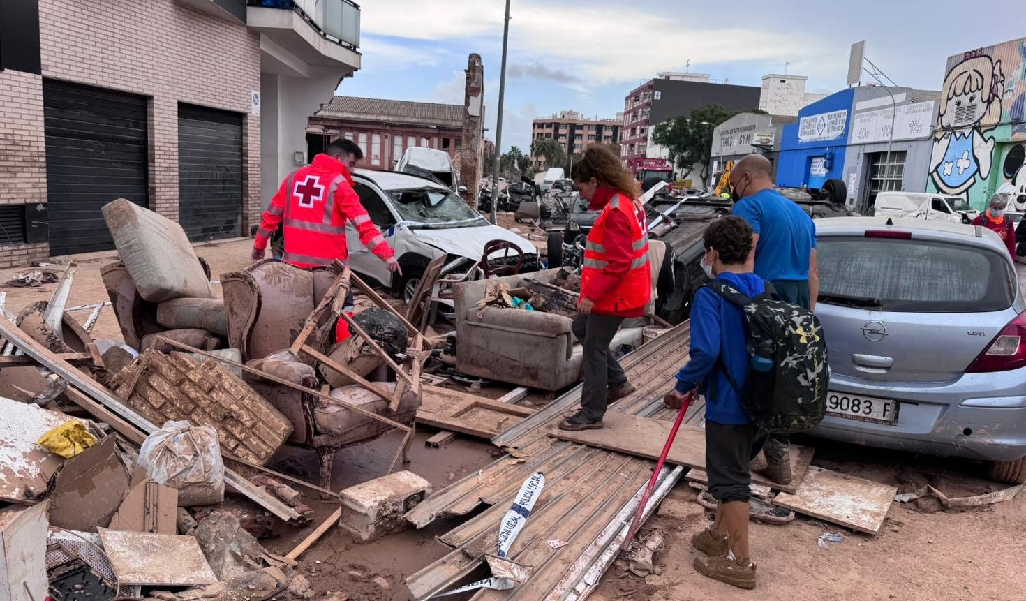 Voluntarios de Cruz Roja, entre escombros y barro en Valencia.