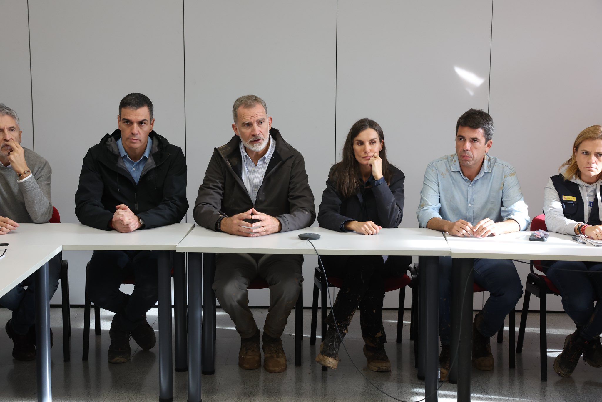 Los reyes, con Pedro Sánchez, el ministro Marlaska y el president Carlos Mazón, en el Cecopi.