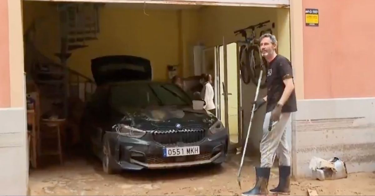 Vicente Moreno, ayudando en las labores de limpieza de su pueblo tras la DANA.