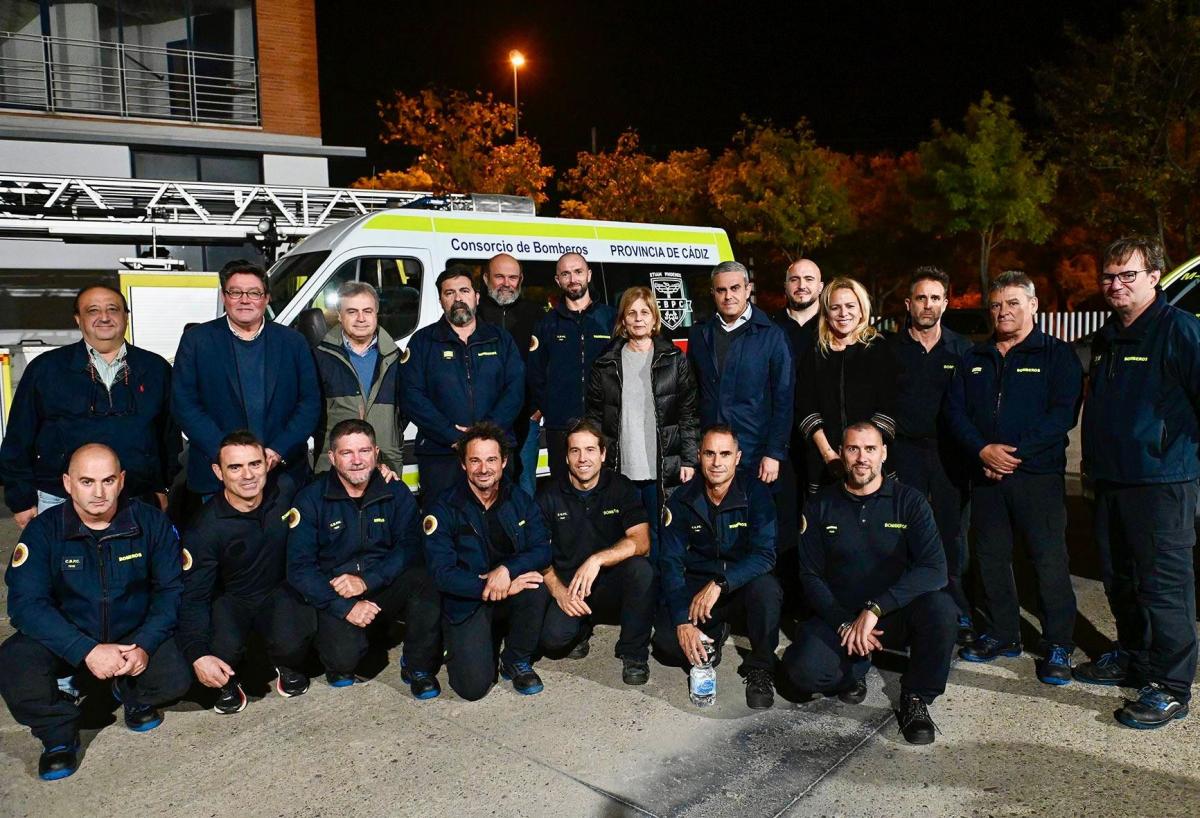 Retén de relevo para los bomberos gaditanos que salió de Jerez en la noche del domingo.