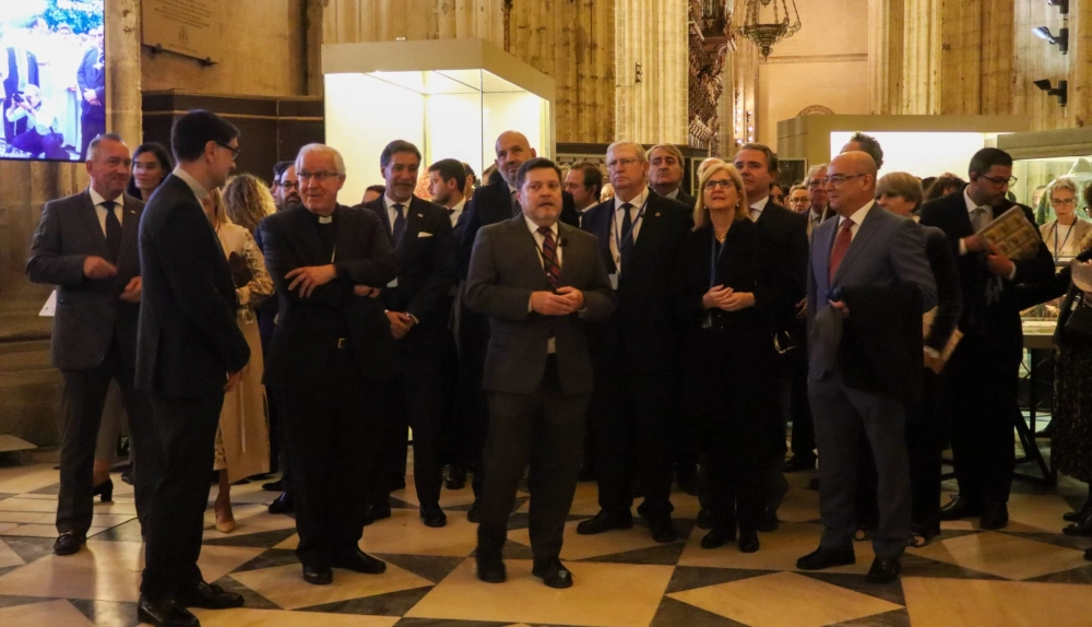 Las autoridades asistentes a la inauguración visitando la exposición. 