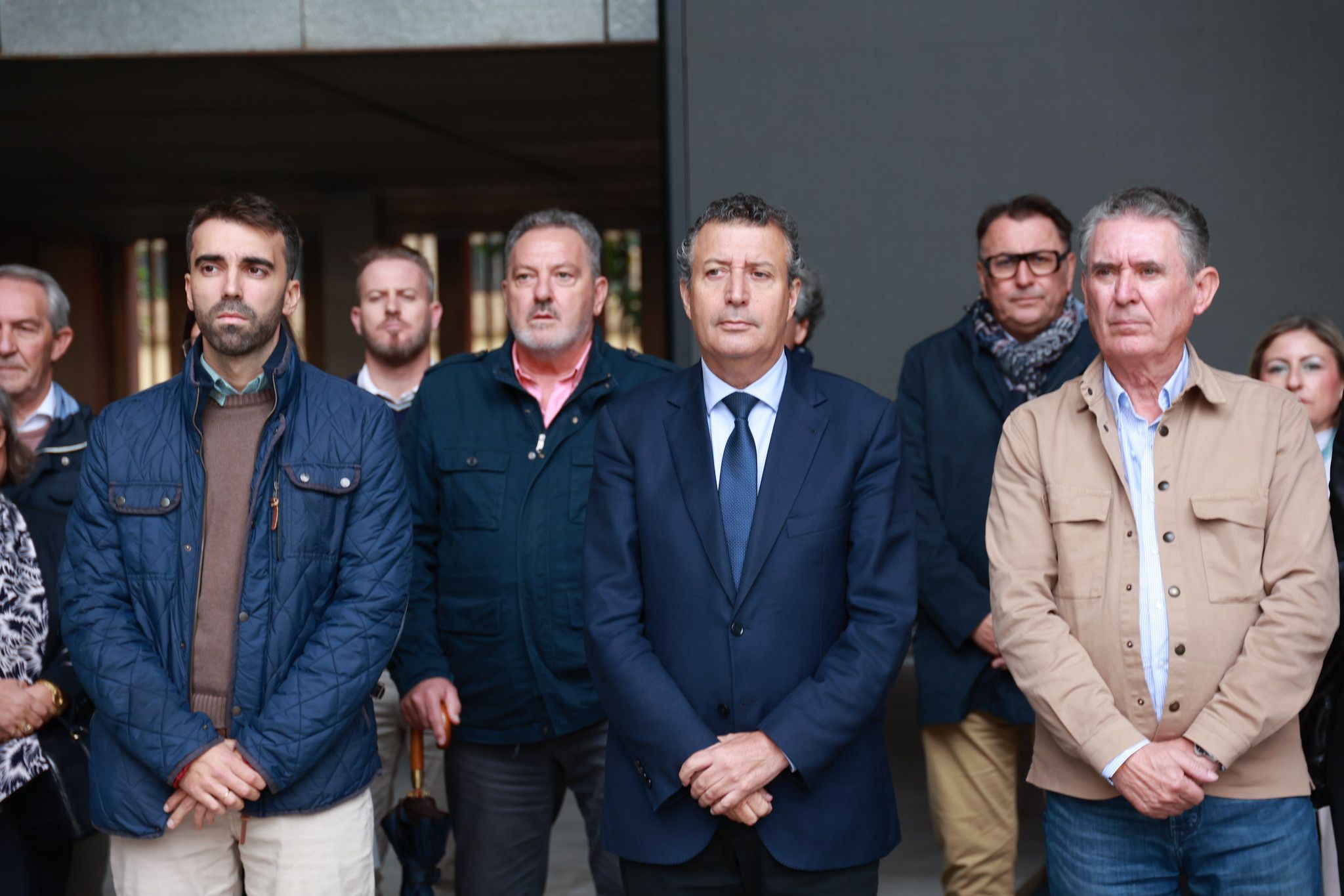 Javier Fernández, presidente de la Diputación de Sevilla, con miembros del pleno y personal de la entidad provincial, en un minuto de silencio este lunes.