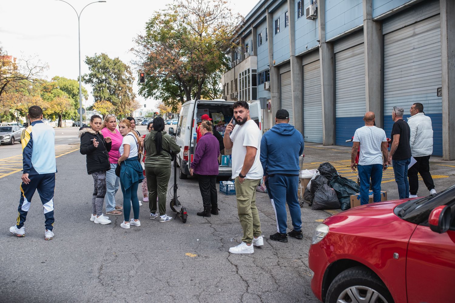 Vecinos de las Tres Mil llenando una furgoneta con donaciones camino de Valencia.