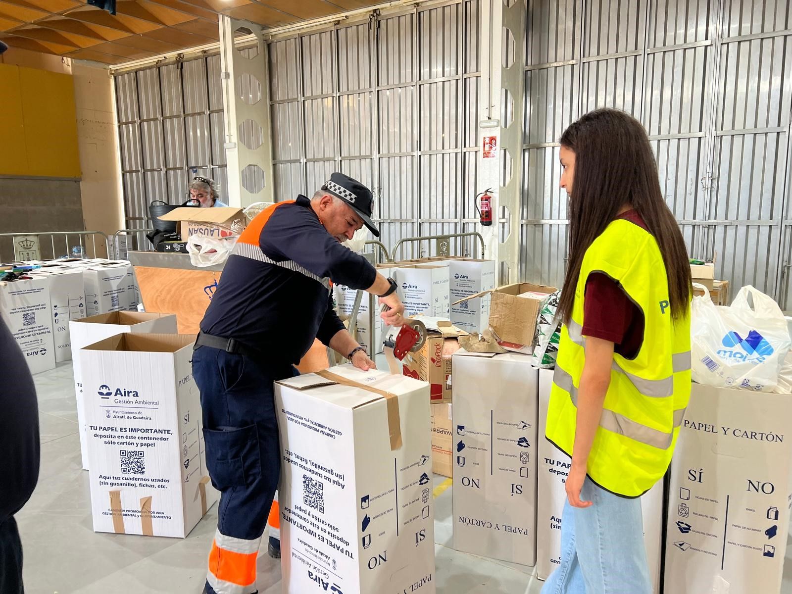 Recogida de material en Alcalá de Guadaíra. La Caseta Municipal con voluntarios clasificando las donaciones.