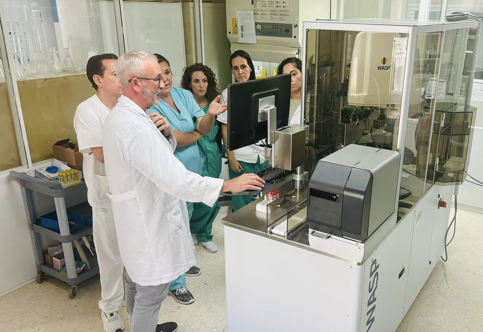  Miembros del Servicio de Microbiología del Hospital​​​​​​​ de Puerto Real ante el nuevo equipamiento.