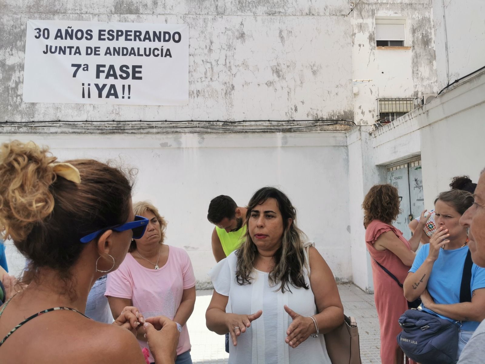 La concejala Natalia Álvarez, con vecinos afectados en el Cerro del Moro.