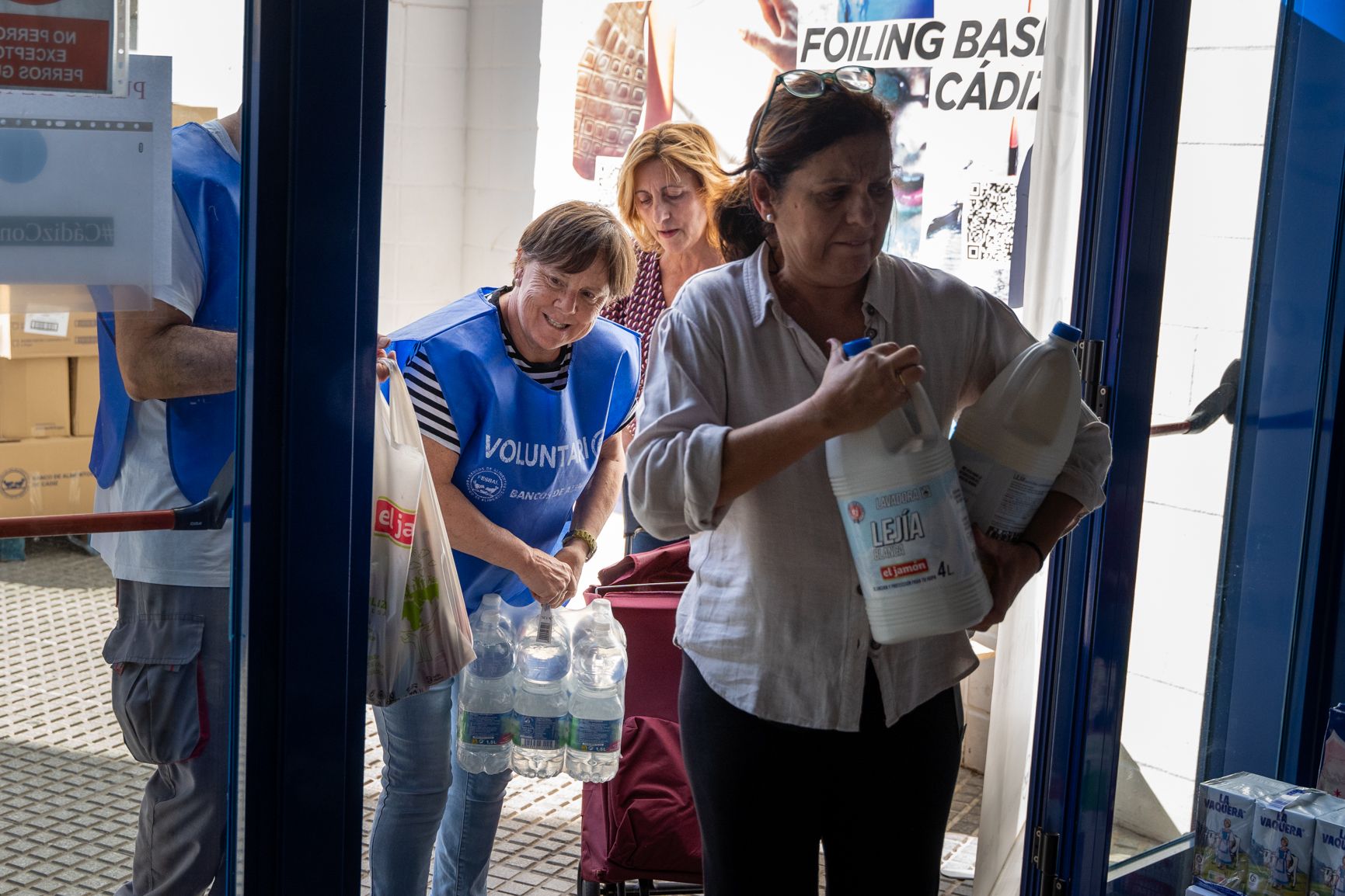 Donantes y voluntarios almacenan productos higiénicos y agua en Cádiz este lunes. para ayudar tras la catástrofe valenciana.