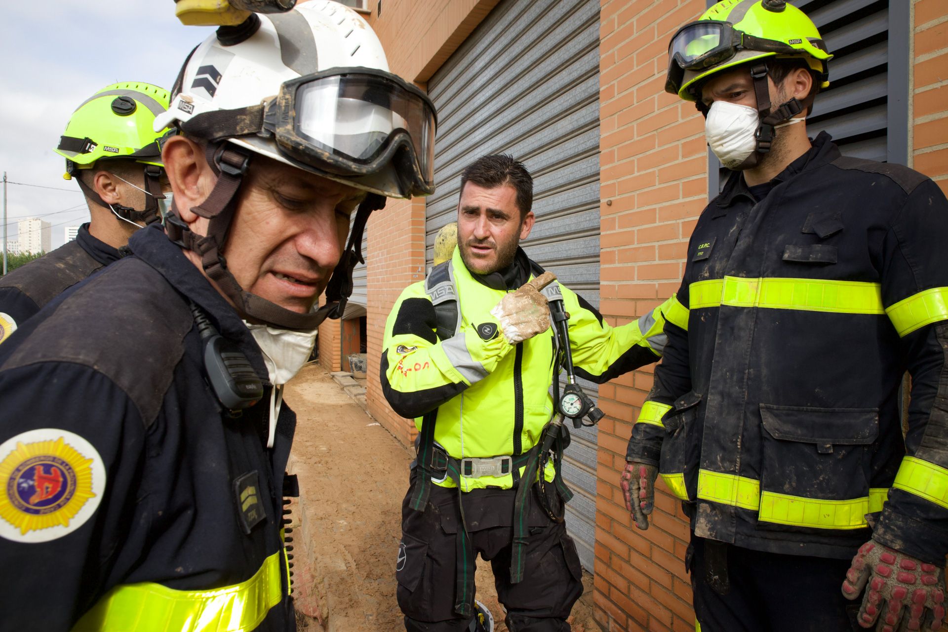 Solidaridad cofrade con Valencia. Bomberos de Jerez y Sanlúcar en una de las localidades afectadas. 