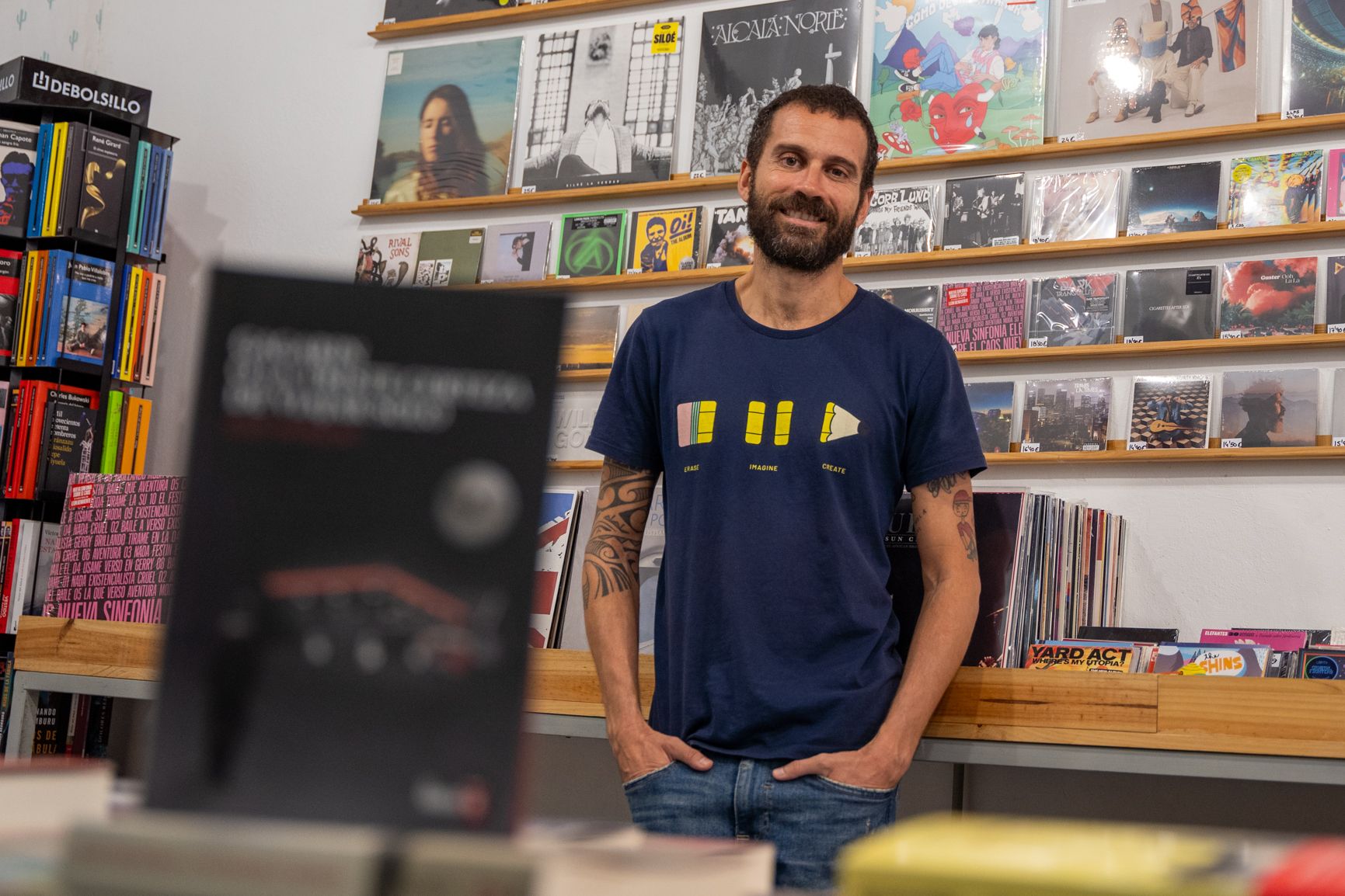 Jose Moreno, con su libro de relatos en La Cápsula, la tienda que tiene en el centro de Cádiz.