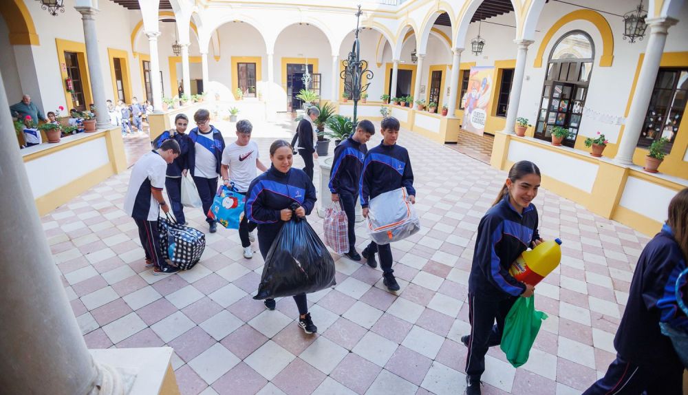 El grupo transporta las donaciones al gimnasio.