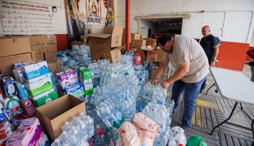 Juande Pérez, organiza las donaciones recibidas en el antiguo parque de bomberos.