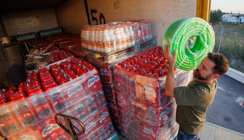 El sanluqueño carga las donaciones recibidas.