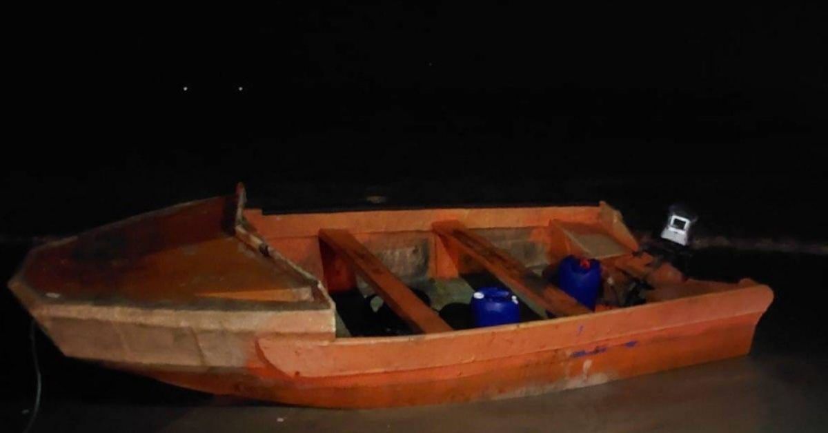 Imagen de la patera que ha llegado a la playa de El Manantial, en El Puerto de Santa María. 