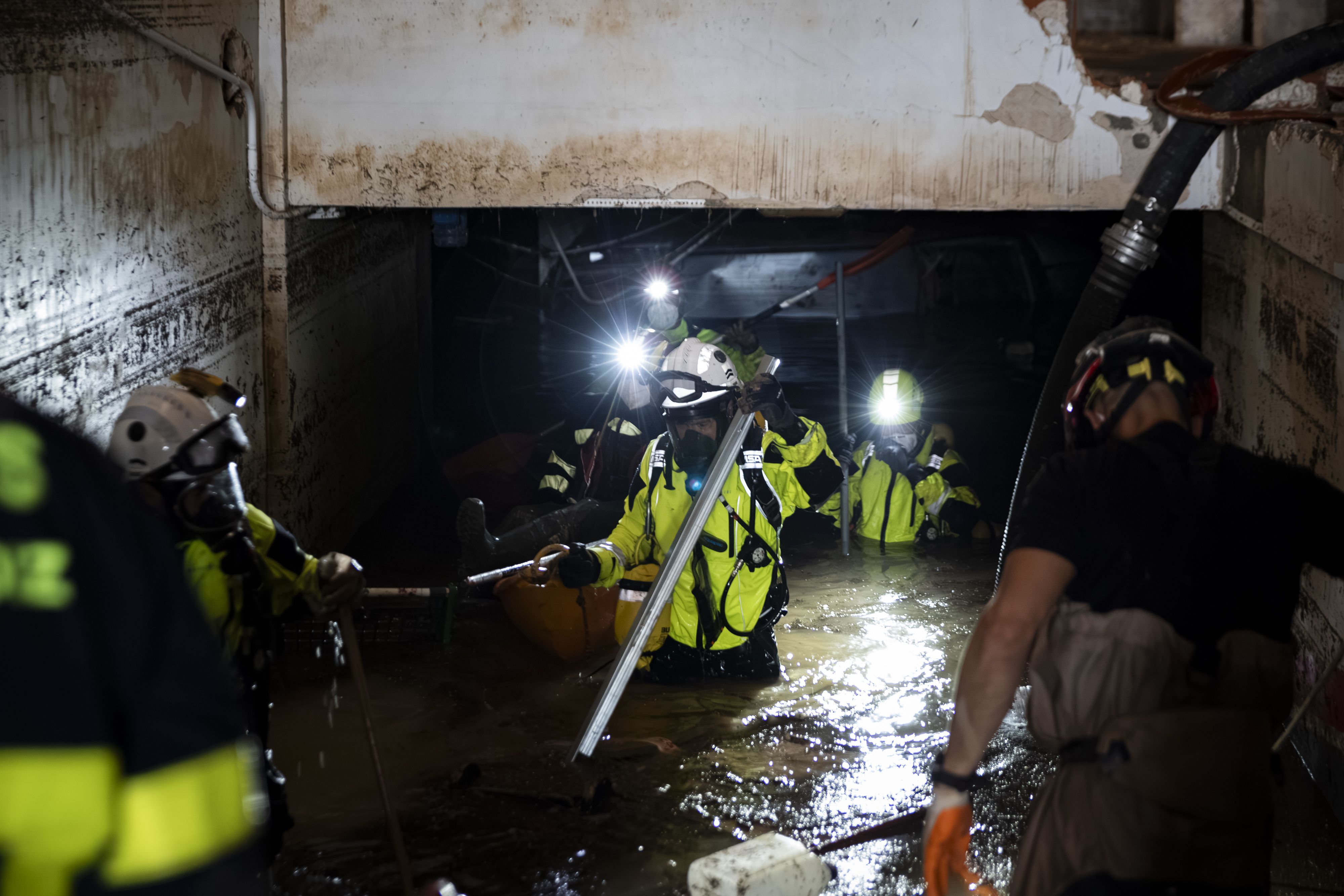 Bomberos ayudando en las tareas de reparación en la Comunidad Valenciana.